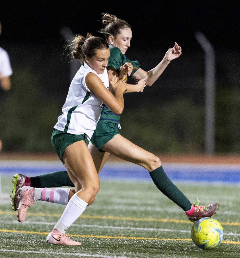 Shorecrests Sophia Tubbs and Edmonds-Woodways Jane Hanson battle for possession during the game on Sept. 23, 2025 in Shoreline, Washington. (Olivia Vanni / The Herald)