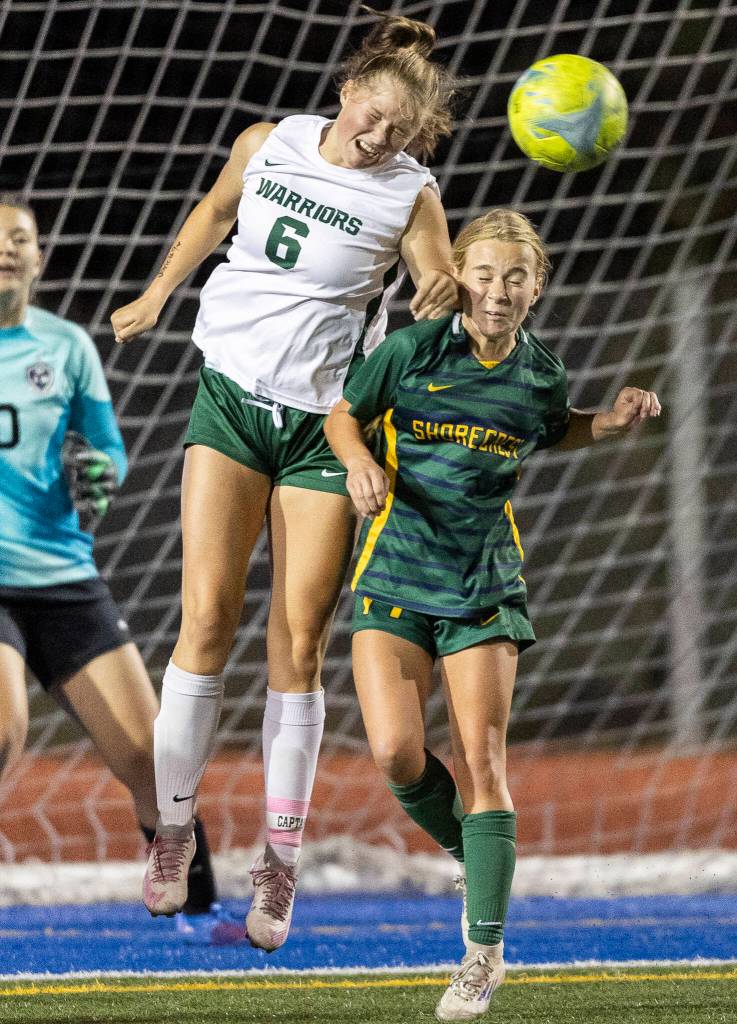 Edmonds-Woodways Liliana Frank heads the ball above Shorecrests Cora Quinn during the game on Sept. 23, 2025 in Shoreline, Washington. (Olivia Vanni / The Herald)