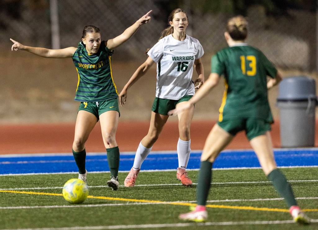 Shorecrests Olivia Taylor directs her teammates during the game against Edmonds-Woodway on Sept. 23, 2025 in Shoreline, Washington. (Olivia Vanni / The Herald)