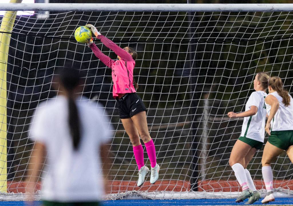 Shorecrests Mickie McNeil makes a save during the game against Edmonds-Woodway on Sept. 23, 2025 in Shoreline, Washington. (Olivia Vanni / The Herald)