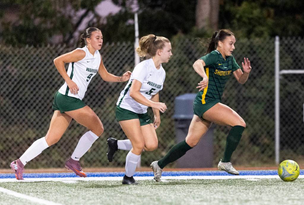Shorecrests Olivia Taylor takes the ball down the field during the game against Edmonds-Woodway on Sept. 23, 2025 in Shoreline, Washington. (Olivia Vanni / The Herald)