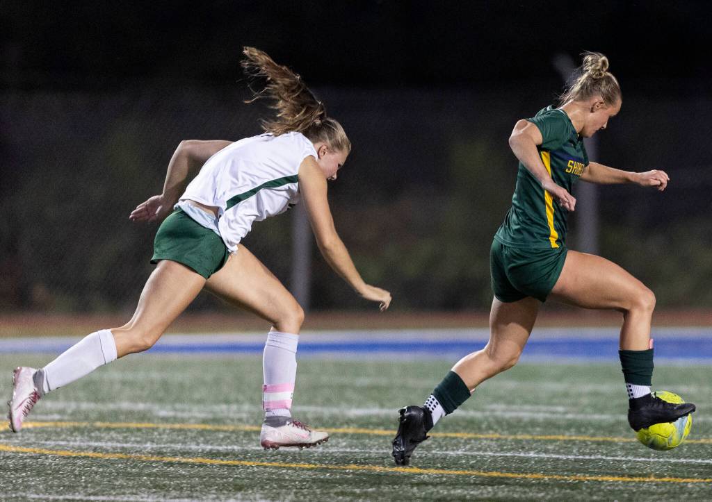 Shorecrests Pip Watkinson beats Edmonds-Woodways Liliana Frank as she dribbles toward the goal during the game on Sept. 23, 2025 in Shoreline, Washington. (Olivia Vanni / The Herald)
