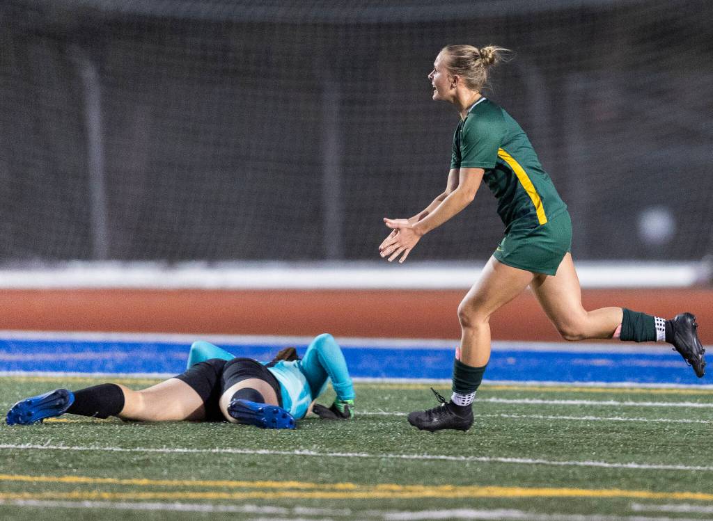 Shorecrests Pip Watkinson runs past Edmonds-Woodways Morgan Smith after scoring a goal during the game on Sept. 23, 2025 in Shoreline, Washington. (Olivia Vanni / The Herald)