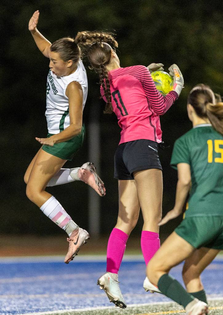 Edmonds-Woodways Jane Hanson jumps past Shorecrests Mickie McNeil while trying to head the ball during the game on Sept. 23, 2025 in Shoreline, Washington. (Olivia Vanni / The Herald)