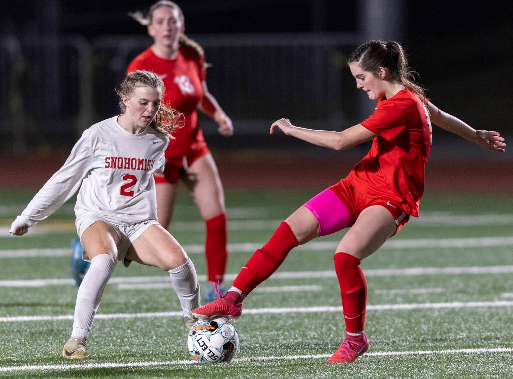 Snohomishs Halle Long and Stanwoods Kendall Rhodes attempt to secure the ball on Sept. 25, 2025 in Stanwood, Washington. (Olivia Vanni / The Herald)