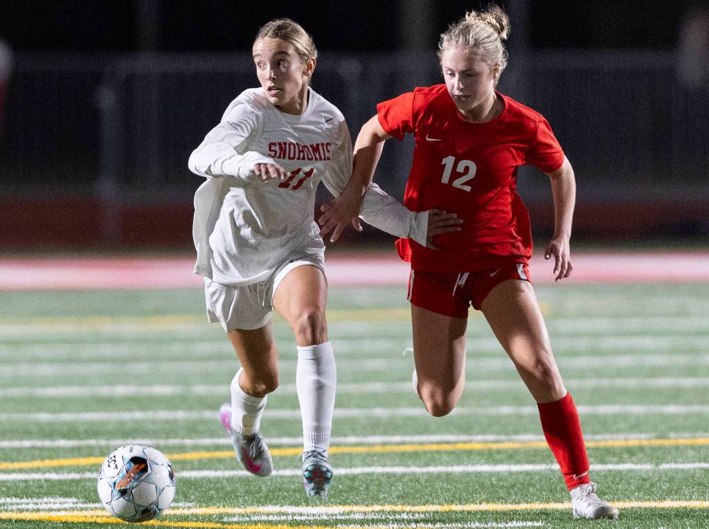 Snohomishs Jenna Pahre dribbles the ball past Stanwoods Margo Martin-Nelson during the game on Sept. 25, 2025 in Stanwood, Washington. (Olivia Vanni / The Herald)