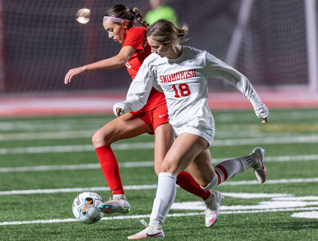 Snohomishs Nevaeh Howerton and Stanwoods Georgia Lenz battle for possession during the game and on Sept. 25, 2025 in Stanwood, Washington. (Olivia Vanni / The Herald)