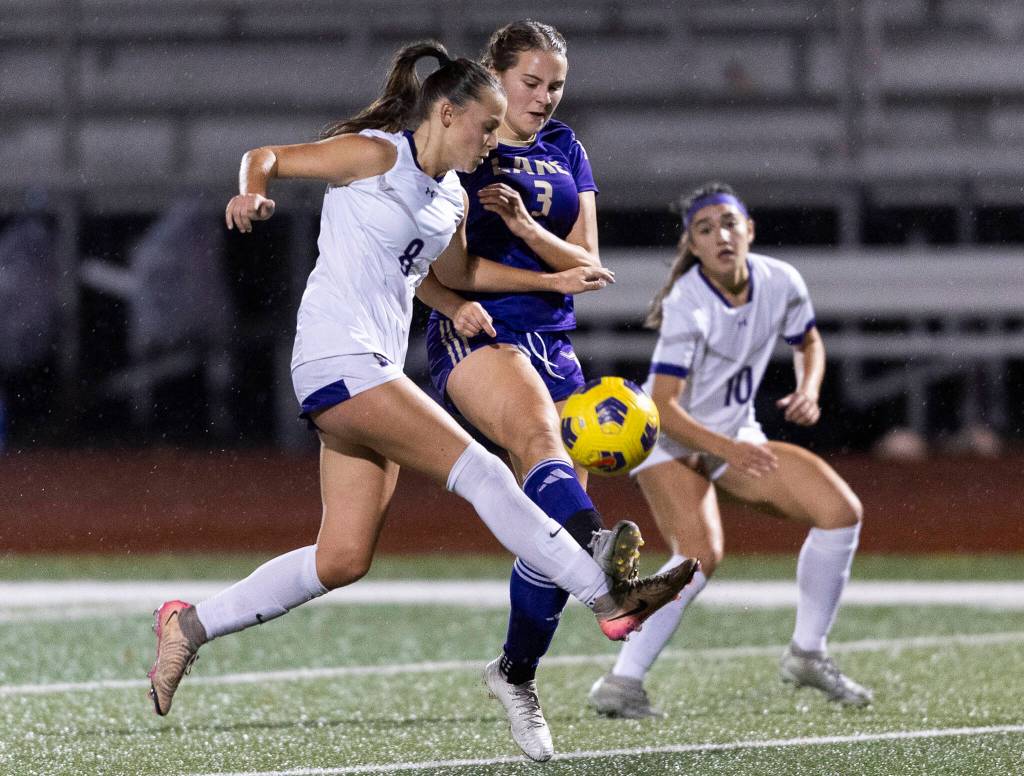 Kamiaks Mia Velkova and Lake Stevens Cora Jones both jump in the air to try and gain possession during the game on Sept. 30, 2025 in Lake Stevens, Washington. (Olivia Vanni / The Herald)