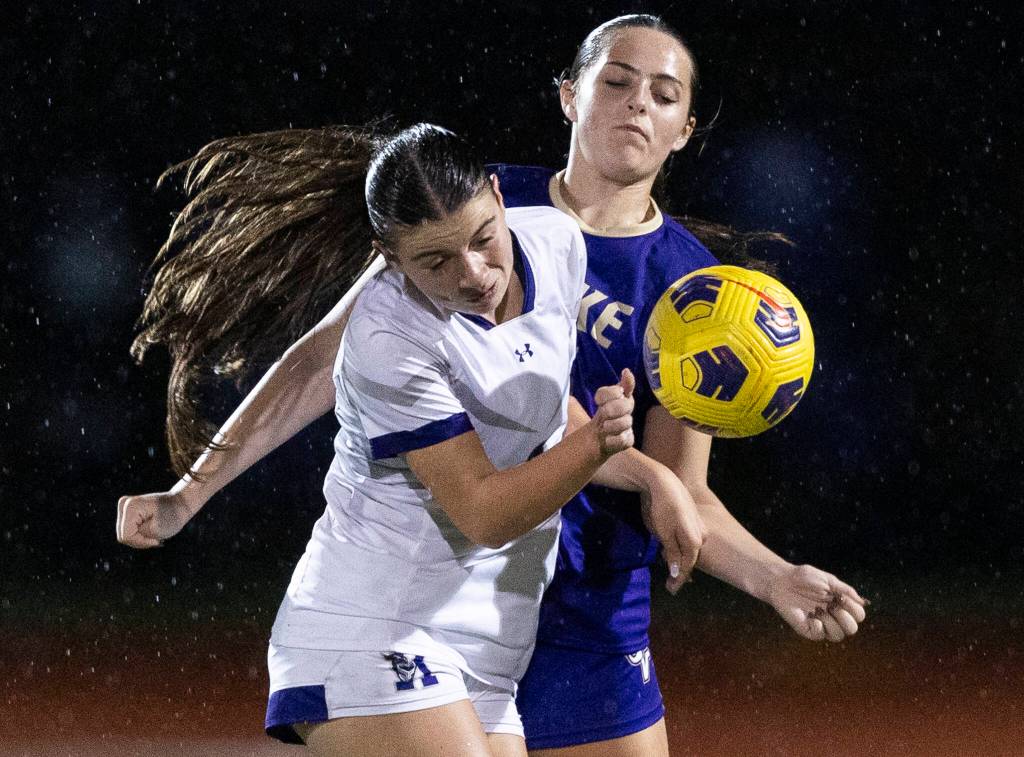 Kamiaks Ella Henriksen and Lake Stevens Shelby Wallace try and trap the ball during the game on Sept. 30, 2025 in Lake Stevens, Washington. (Olivia Vanni / The Herald)