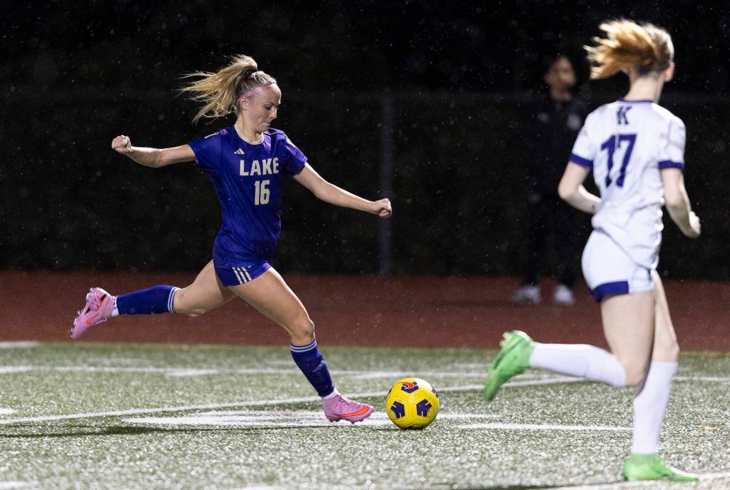 Lake Stevens Shelby Clifton lines up to cross the ball during the game against Kamiak on Sept. 30, 2025 in Lake Stevens, Washington. (Olivia Vanni / The Herald)