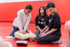 Avajae Sannicolas learns how to preform CPR during Stanwood High School’s EKG Youth Heart Screening event on Wednesday, October 1, in partnership with the Nick of Time Foundation on Oct. 1, 2025 in Stanwood, Washington. (Olivia Vanni / The Herald)