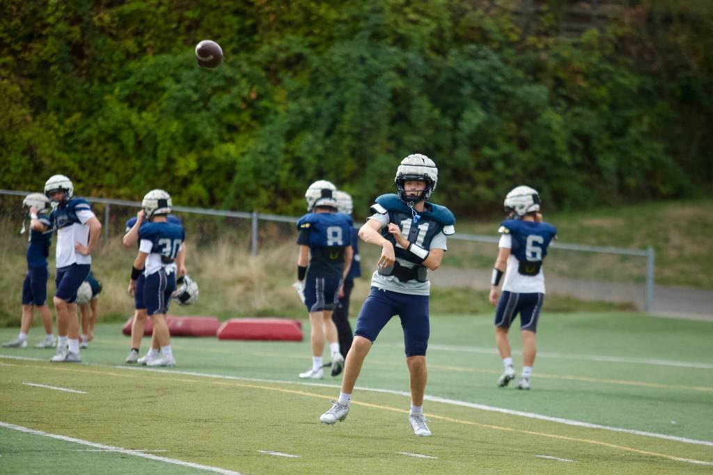 Glacier Peak sophomore Oliver Setterberg follows through on a practice throw during the Grizzlies practice at Glacier Peak High School in Snohomish on Sept. 30, 2025. (Joe Pohoryles / The Herald)