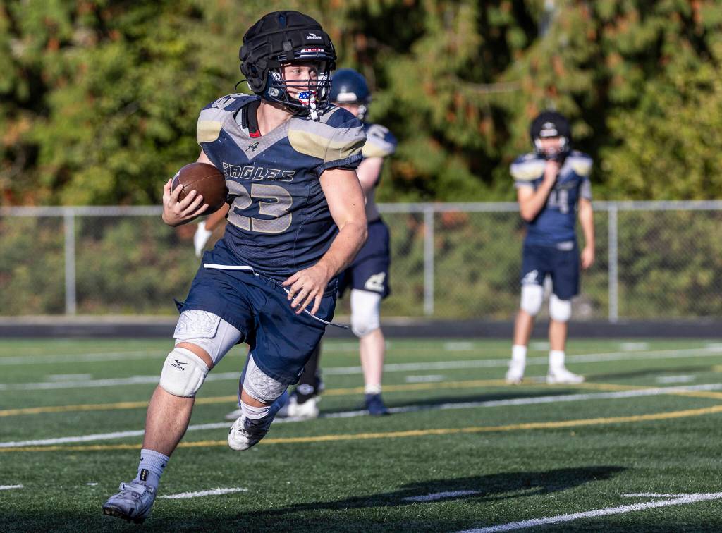 Arlingtons Jace Graham runs the ball during practice on Oct. 8, 2025 in Arlington, Washington. (Olivia Vanni / The Herald)