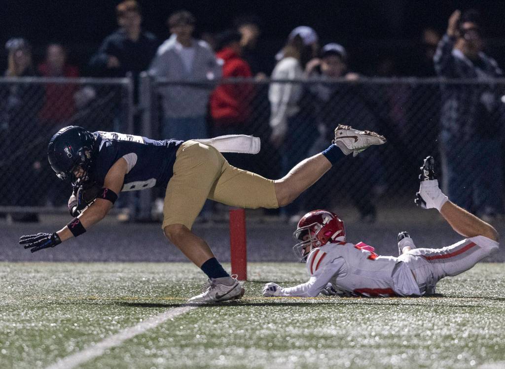Arlingtons Shane Wohlleben dives into the end zone for a touchdown during the game against Arlington on Oct. 10, 2025 in Arlington, Washington. (Olivia Vanni / The Herald)