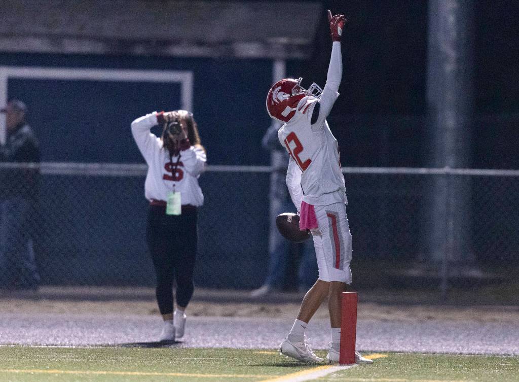 Stanwoods Kolby McKnight points in the air after scoring a touchdown during the game against Arlington on Oct. 10, 2025 in Arlington, Washington. (Olivia Vanni / The Herald)