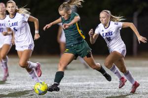 Shorecrest’s Pip Watkinson takes the ball down the field during the game against Lake Stevens on Thursday, Sept. 18, 2025 in Shoreline, Washington. (Olivia Vanni / The Herald)