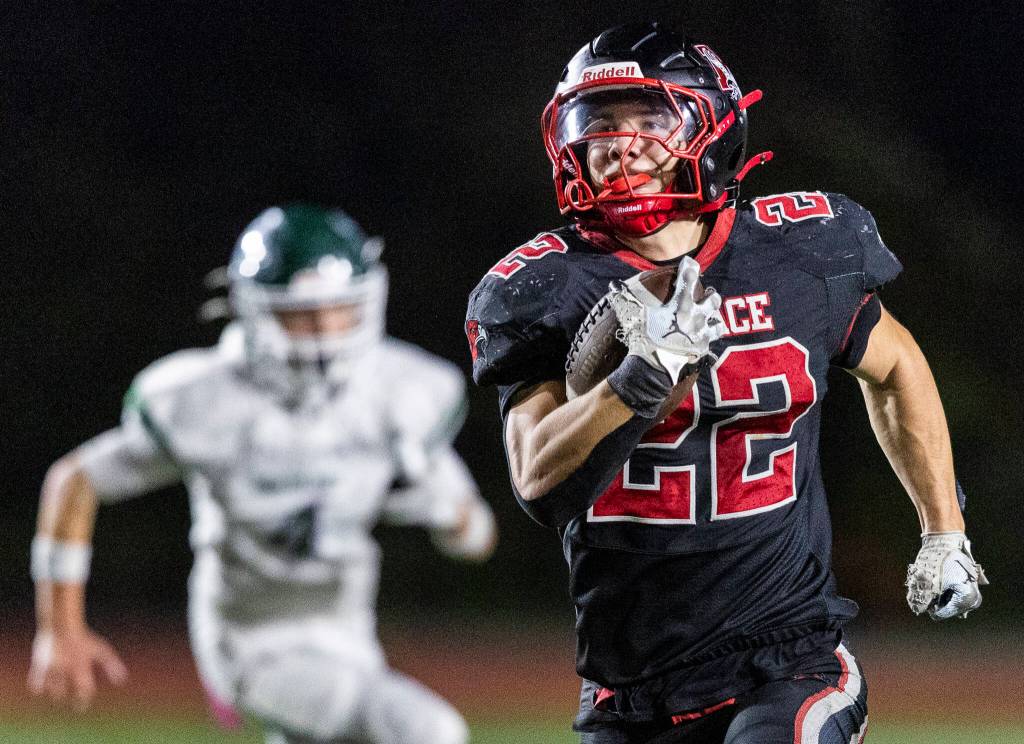 Mountlake Terraces Owen Boswell runs the ball up the field into the end zone for a touchdown during the game against Edmonds-Woodway on Oct. 23, 2025 in Edmonds, Washington. (Olivia Vanni / The Herald)