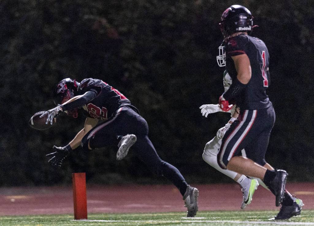 Mountlake Terraces Owen Boswell dives into the end zone for a touchdown during the game against Edmonds-Woodway on Oct. 23, 2025 in Edmonds, Washington. (Olivia Vanni / The Herald)