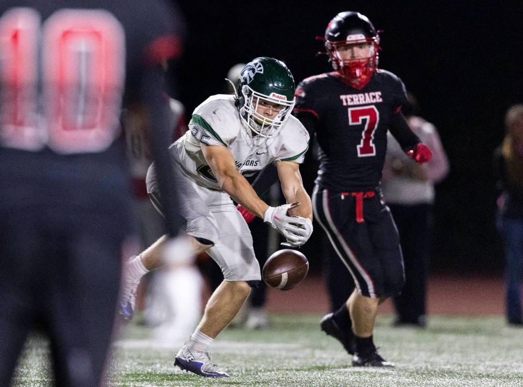 Edmonds-Woodways Gaige Lynch drops a pass during the game against Mountlake Terrace on Oct. 23, 2025 in Edmonds, Washington. (Olivia Vanni / The Herald)