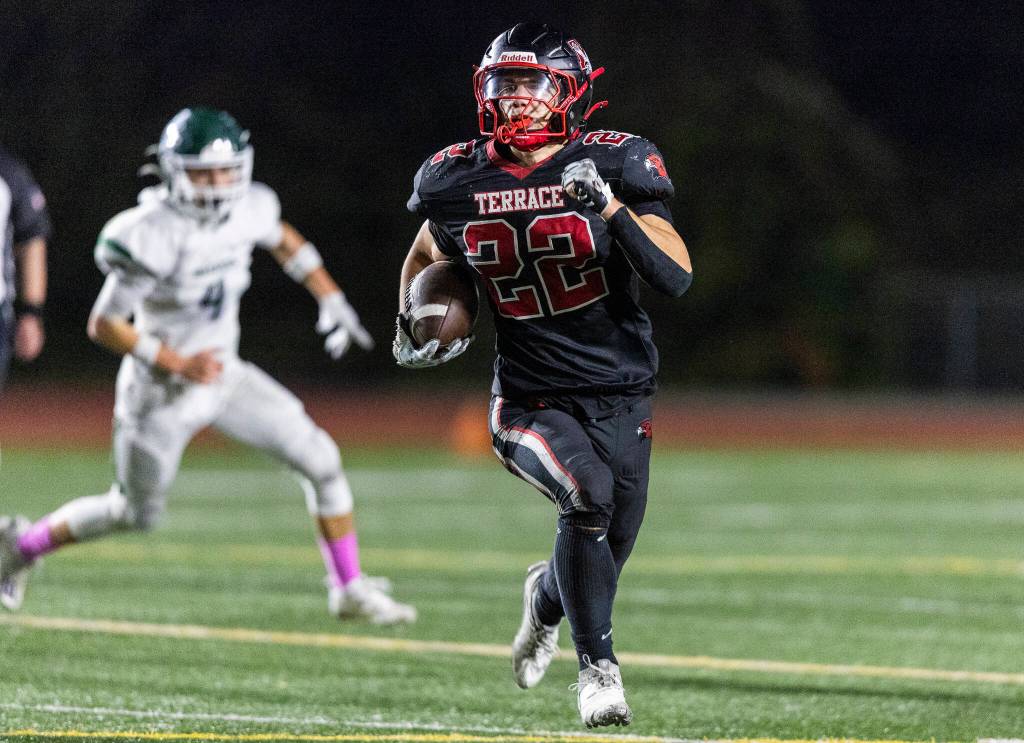 Mountlake Terraces Owen Boswell runs the ball up the field during the game against Edmonds-Woodway on Oct. 23, 2025 in Edmonds, Washington. (Olivia Vanni / The Herald)