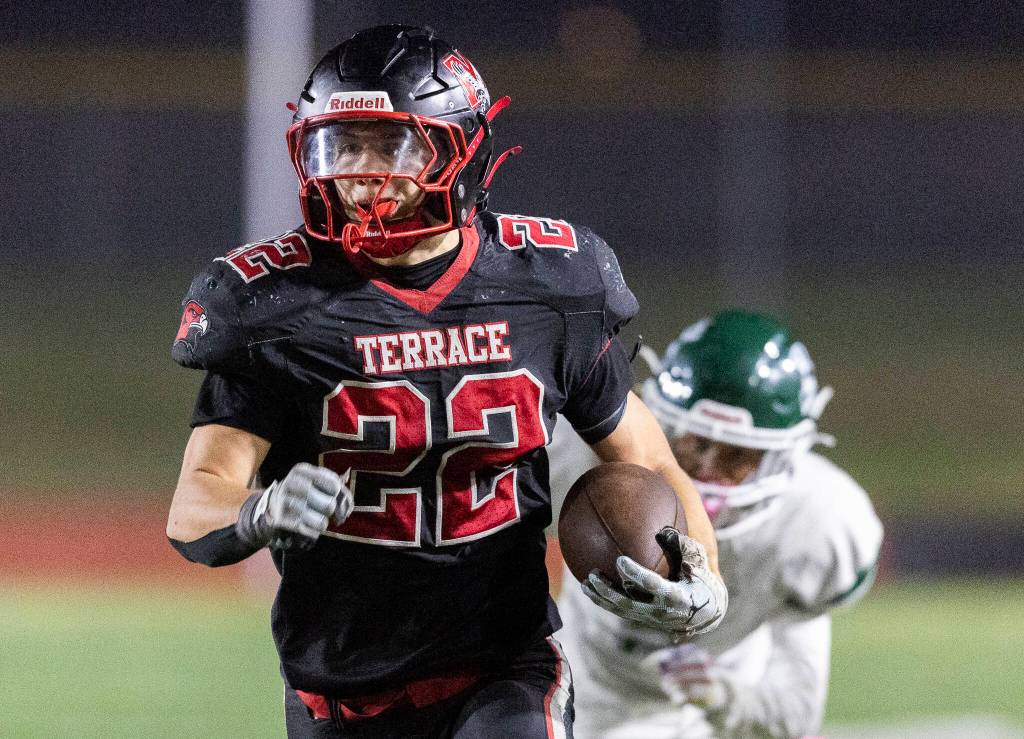Mountlake Terraces Owen Boswell runs the ball up the field during the game against Edmonds-Woodway on Oct. 23, 2025 in Edmonds, Washington. (Olivia Vanni / The Herald)