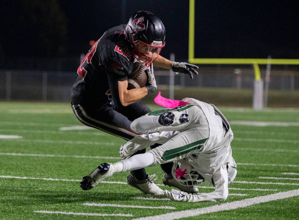 Mountlake Terraces Owen Boswell escapes a tackle by Edmonds-Woodways Natan Ghebreamlak during the game on Oct. 23, 2025 in Edmonds, Washington. (Olivia Vanni / The Herald)