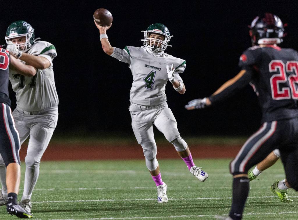 Edmonds-Woodways Andrew Bau throws the ball during the game against Mountlake Terrace on Oct. 23, 2025 in Edmonds, Washington. (Olivia Vanni / The Herald)