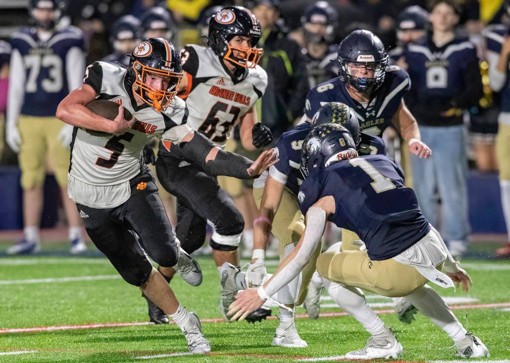Granite Falls Beau Everson runs the ball during the game against Cedar Park Christian on Oct. 24, 2025 in Kirkland, Washington. (Olivia Vanni / The Herald)
