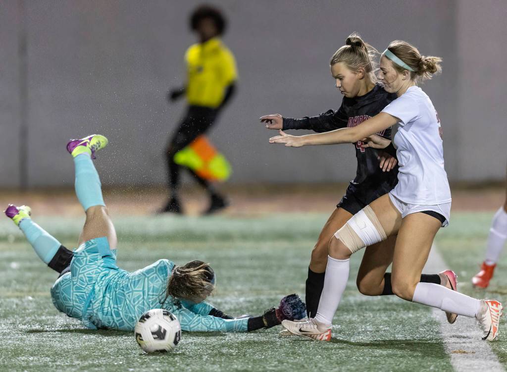 Stanwoods Bella Braley drives to try and stop the ball as Snohomishs Lyla Fankhauser dribbles past during the game on Oct. 27, 2025 in Snohomish, Washington. (Olivia Vanni / The Herald)
