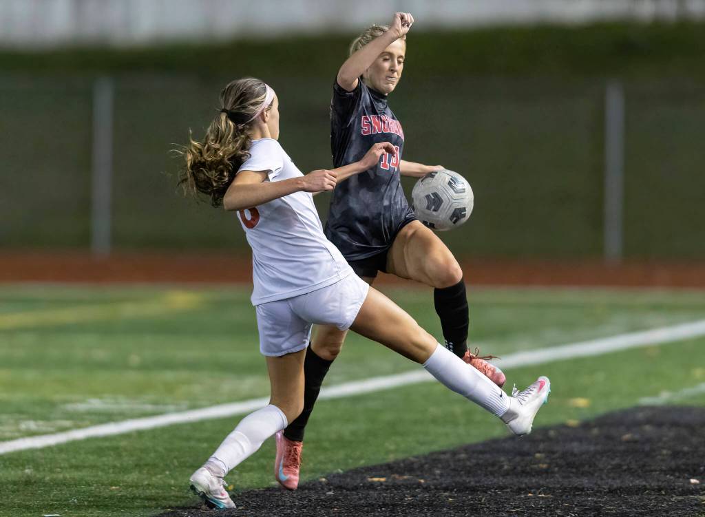 Snohomishs Brynna Yalowicki jumps to trap the ball during the game against Stanwood on Oct. 27, 2025 in Snohomish, Washington. (Olivia Vanni / The Herald)