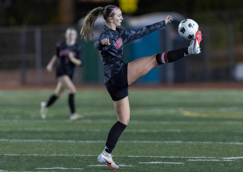 A Snohomish player raises her leg to bring down a ball in the air on Oct. 27, 2025 in Snohomish, Washington. (Olivia Vanni / The Herald)
