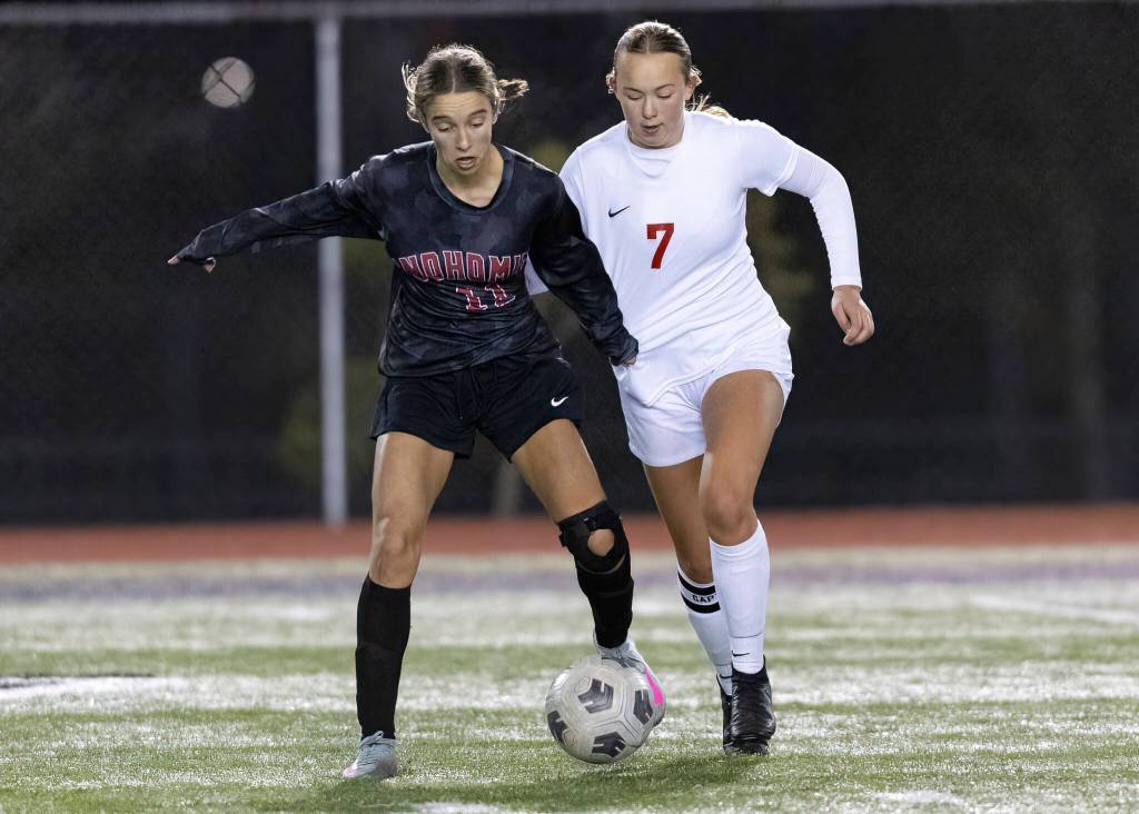 Snohomishs Jenna Pahre and Stanwoods Mylee LaComb grab each others jerseys while running after the ball during the game on Oct. 27, 2025 in Snohomish, Washington. (Olivia Vanni / The Herald)