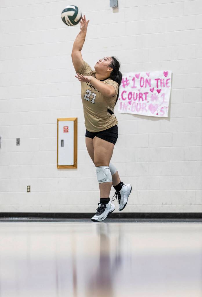 Lynnwoods Kristi Yun serves the ball during the game against Edmonds-Woodway on Oct. 29, 2025 in Edmonds, Washington. (Olivia Vanni / The Herald)