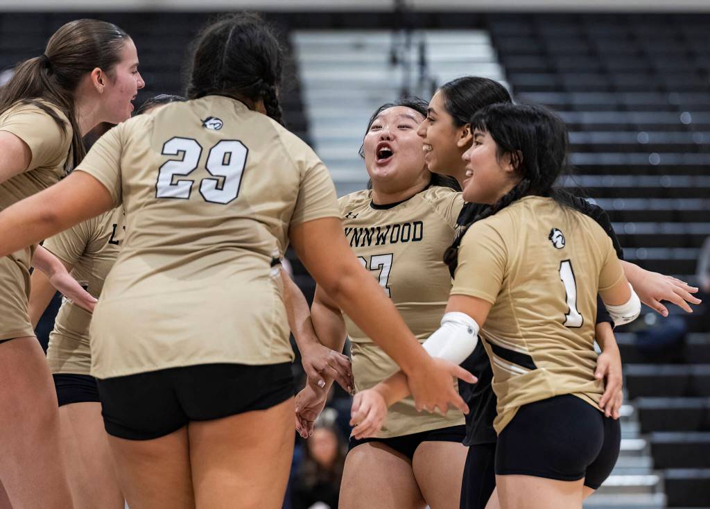 Lynnwood players react to scoring a point during the game against Edmonds-Woodway on Oct. 29, 2025 in Edmonds, Washington. (Olivia Vanni / The Herald)