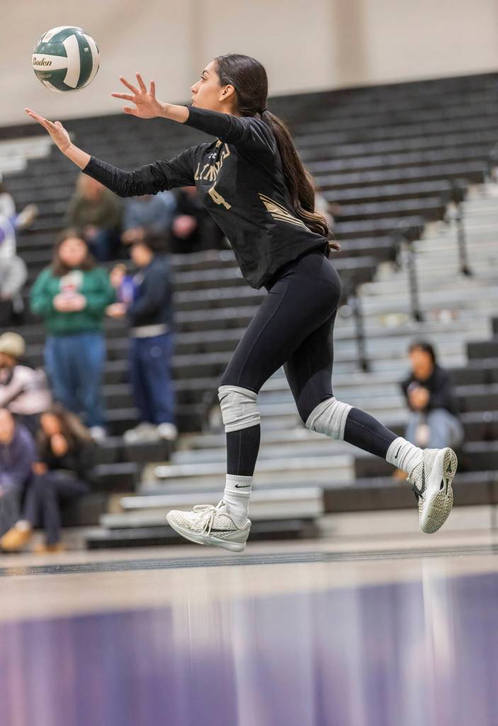 Lynnwoods Analiyah Garnica Hurtado serves during the game against Edmonds-Woodway on Oct. 29, 2025 in Edmonds, Washington. (Olivia Vanni / The Herald)