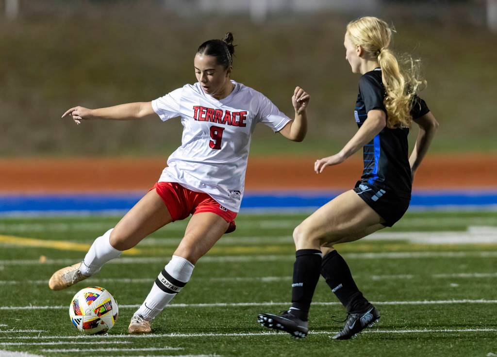 Mountlake Terraces Mia Rheinheimer crosses the ball during the 3A district game against Shorewood on Oct. 30, 2025 in Shoreline, Washington. (Olivia Vanni / The Herald)