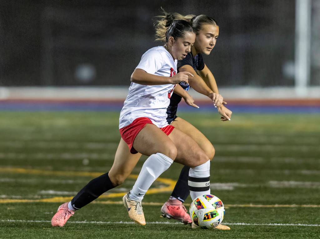 Mountlake Terraces Mia Rheinheimer dribbles the ball during the 3A district game against Shorewood on Oct. 30, 2025 in Shoreline, Washington. (Olivia Vanni / The Herald)