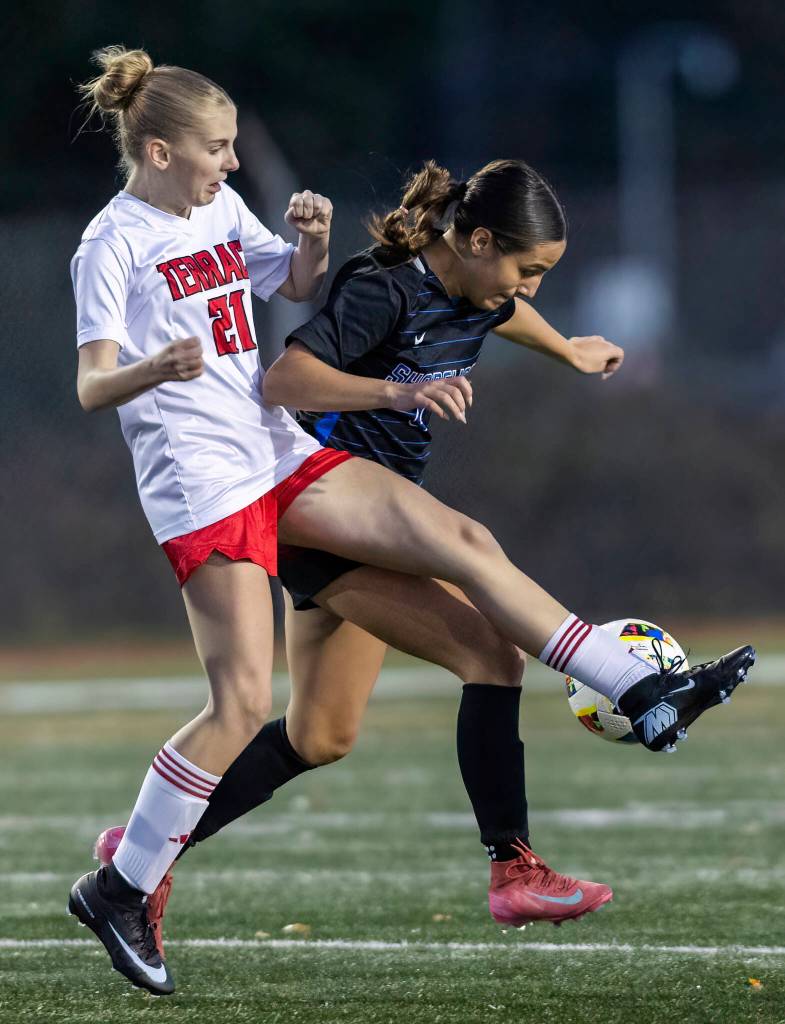Mountlake Terraces Ella Vander Ploeg and Shorewoods McKenna Anderson fight for the ball during the 3A district game on Oct. 30, 2025 in Shoreline, Washington. (Olivia Vanni / The Herald)