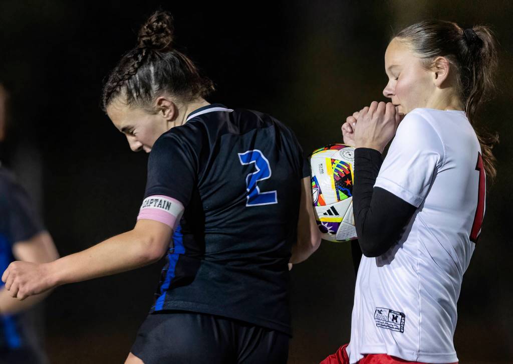 Shorewoods Scarlett VonGunten tries to head the ball during the 3A district game against Mountlake Terrace on Oct. 30, 2025 in Shoreline, Washington. (Olivia Vanni / The Herald)