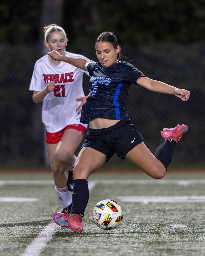 Shorewoods McKenna Anderson takes a shot during the 3A district game against Mountlake Terrace on Oct. 30, 2025 in Shoreline, Washington. (Olivia Vanni / The Herald)
