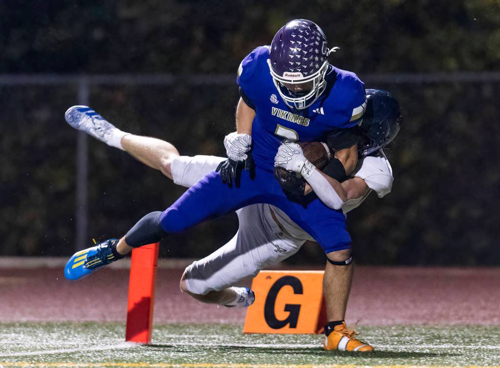 Lake Stevens Kekoa Okiyama runs the ball into the end zone for a touchdown during the game against Arlington on Oct. 31, 2025 in Lake Stevens, Washington. (Olivia Vanni / The Herald)