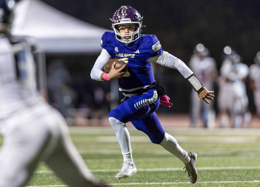 Lake Stevens Blake Moser runs the ball into the end zone for a touchdown during the game against Arlington on Oct. 31, 2025 in Lake Stevens, Washington. (Olivia Vanni / The Herald)