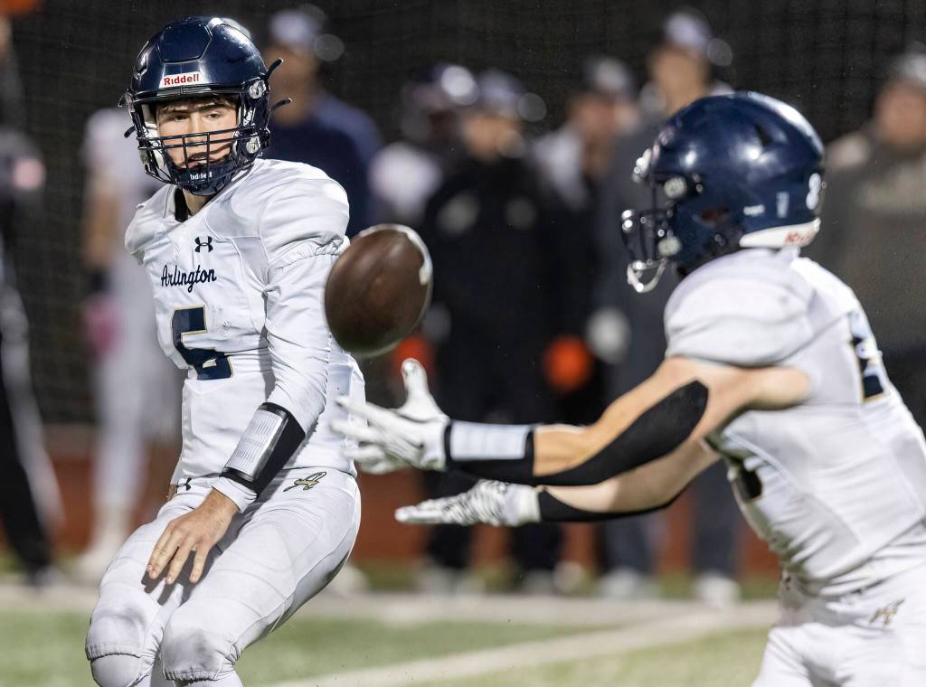 Arlingtons Kaleb Bartlett-Wood tosses the ball during the game against Lake Stevens on Oct. 31, 2025 in Lake Stevens, Washington. (Olivia Vanni / The Herald)
