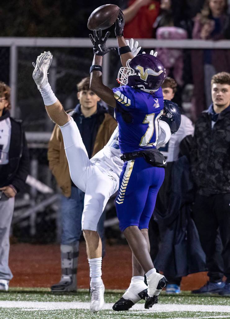 Lake Stevens Brian Tilghman blocks a pass during the game against Arlington on Oct. 31, 2025 in Lake Stevens, Washington. (Olivia Vanni / The Herald)