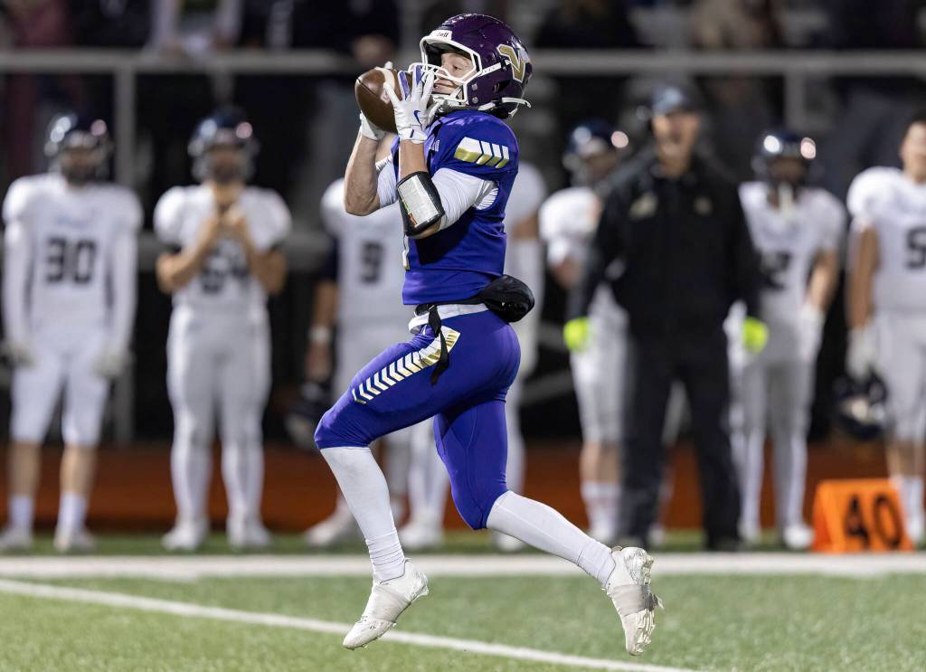 Lake Stevens Colten Fink makes a catch during the game against on Oct. 31, 2025 in Lake Stevens, Washington. (Olivia Vanni / The Herald)
