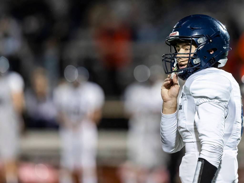 Arlingtons Kaleb Bartlett-Wood calls a play during the game against Lake Stevens on Oct. 31, 2025 in Lake Stevens, Washington. (Olivia Vanni / The Herald)