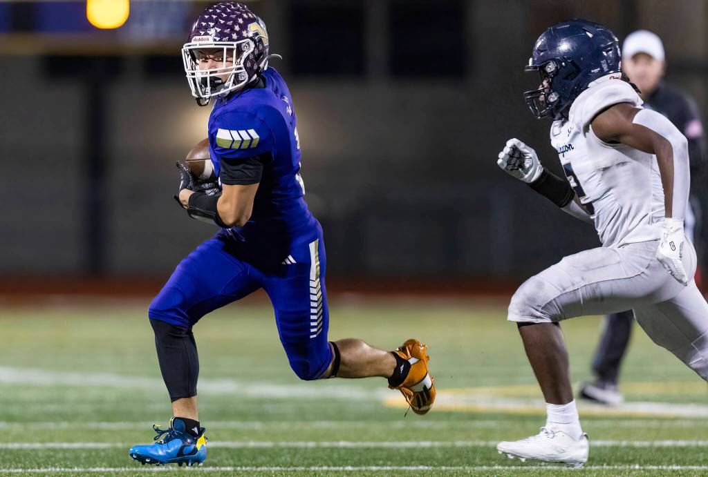Lake Stevens Kekoa Okiyama runs the ball upfield during the game against Arlington on Oct. 31, 2025 in Lake Stevens, Washington. (Olivia Vanni / The Herald)