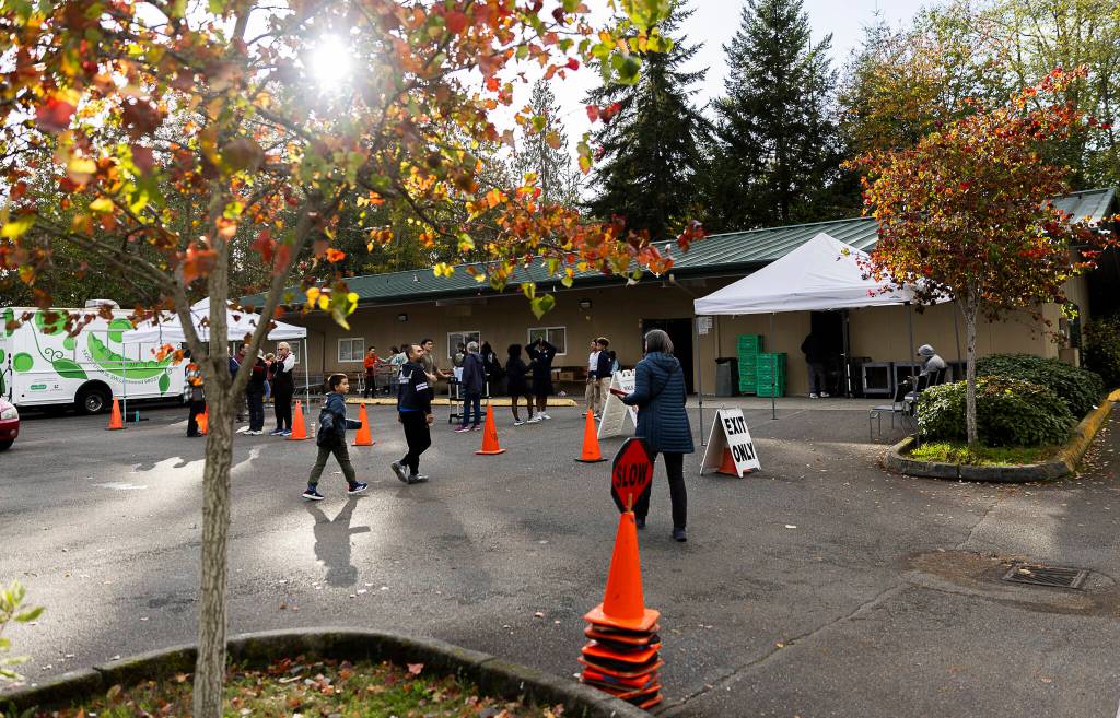 Outside of the Lynnwood Food Bank on Oct. 29 in Lynnwood. (Olivia Vanni / The Herald)