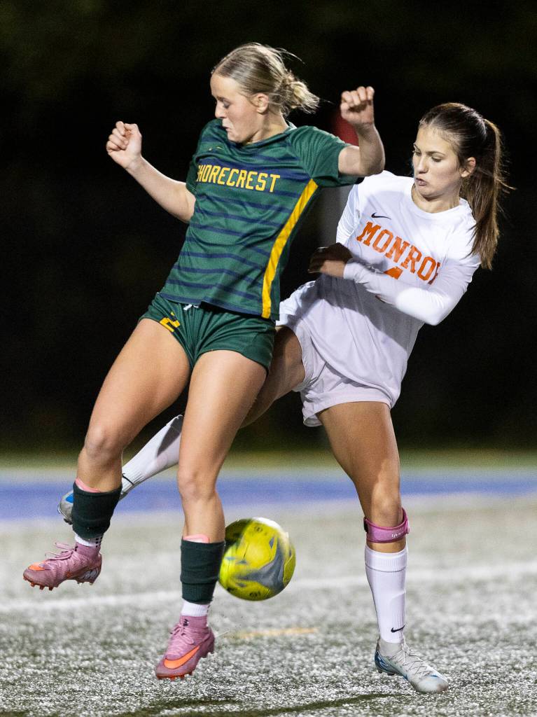 Shorecrests Pip Watkinson and Monroes Paige Underwood battle for the ball during the 3A girls district game on Nov. 4, 2025 in Shoreline, Washington. (Olivia Vanni / The Herald)