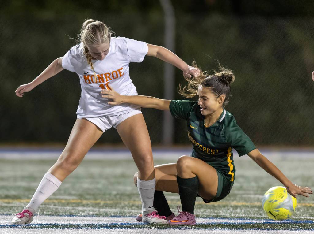 Monroes Ashtyn Wheeler and a Shorecrest player battle for the ball on Nov. 4, 2025 in Shoreline, Washington. (Olivia Vanni / The Herald)